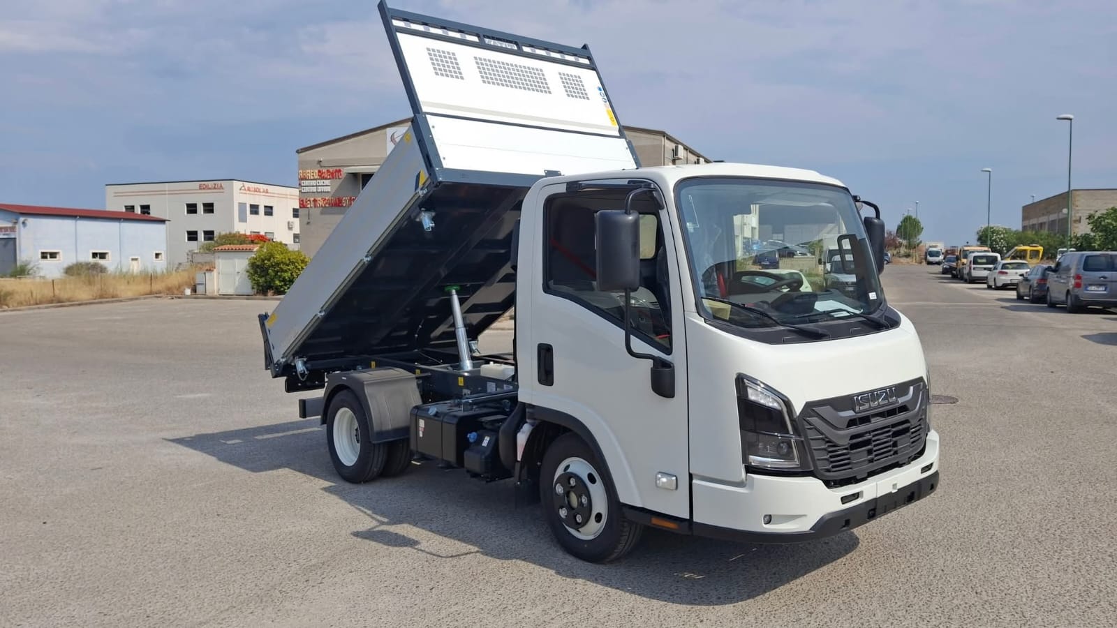 ISUZU M21 NEW GENERATION RIBALTABILE TRILATERALE A/T – FULL OPTIONAL
